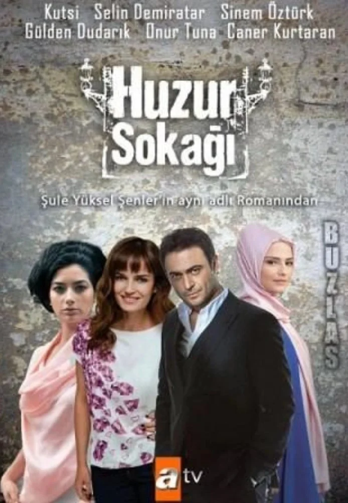Постер сериала Huzur Sokagi